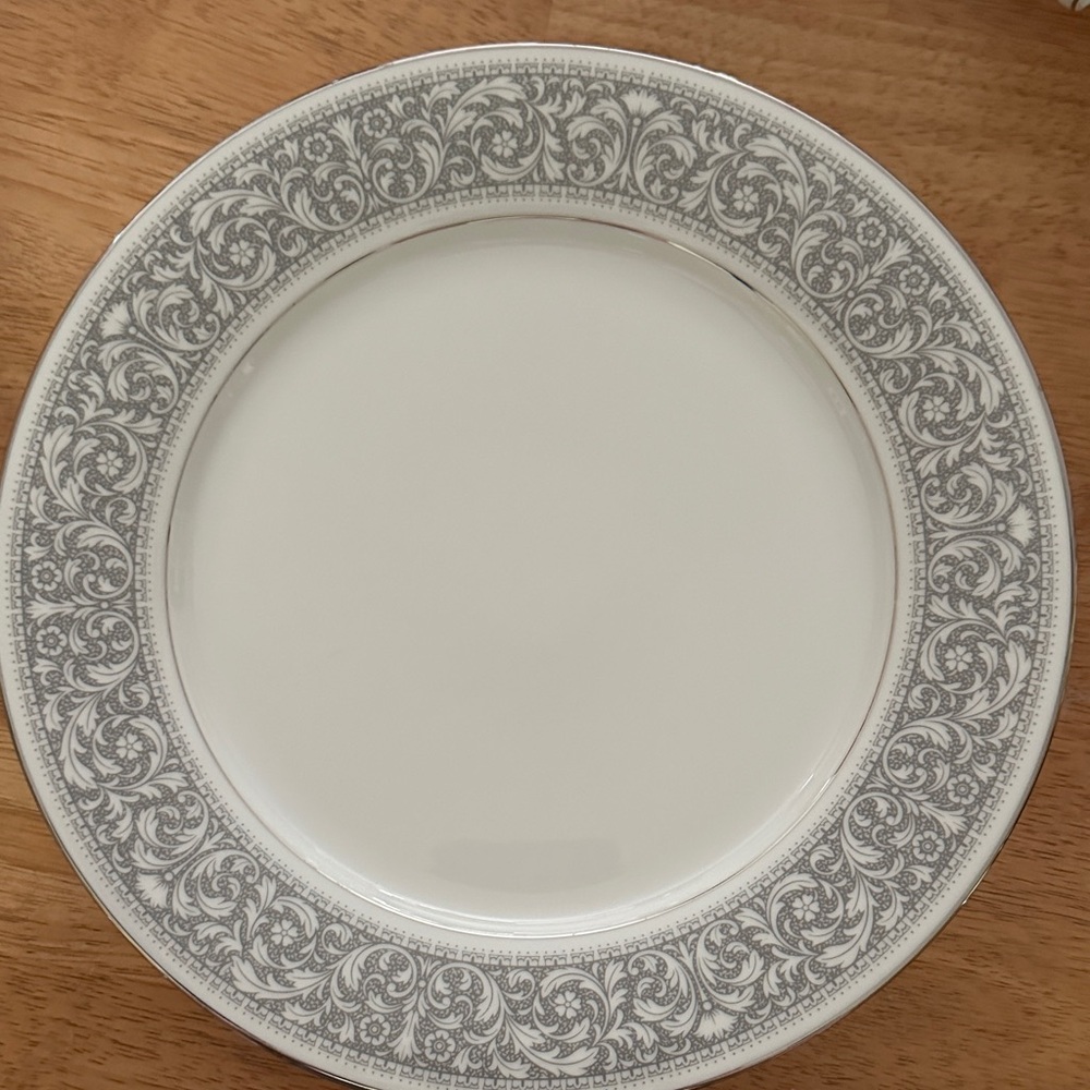3 Dinner Plates, Noritake Naples 6975. Elegant Gray and White Dinner Plate